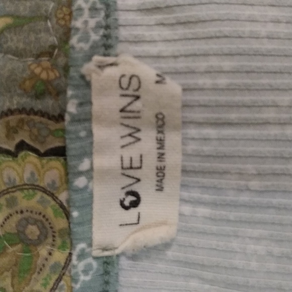 Pretty Floral Print Tee by Love Wins, size Medium - Picture 2 of 6